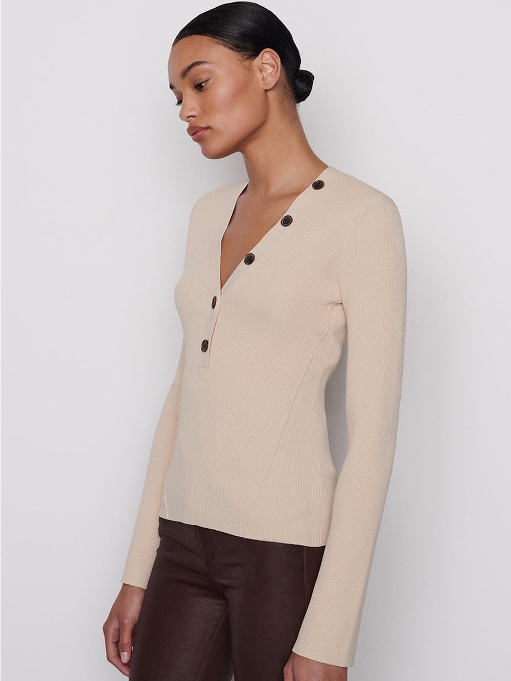 FRAME Long Sleeve Rib V Top in vanilla